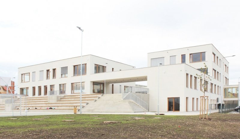 New school in Chýně