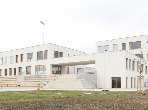 New school in Chýně